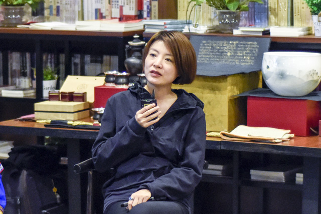 秦思：堅(jiān)持還是因?yàn)闊釔?，我一直想把有意義的事情做得有意思。我希望有更多的人來關(guān)注非遺文化，把文化融入到工藝當(dāng)中。