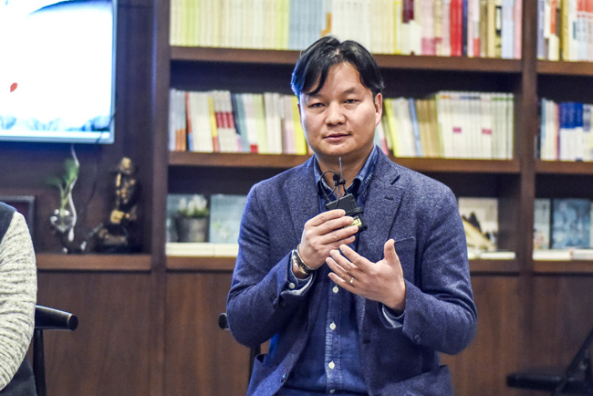 丁大為：烏銅走銀有三百年的歷史了，是云南地區(qū)獨(dú)有的技藝。這門技藝入門大概需要3年，學(xué)成需要20年。用語言去表達(dá)它其實(shí)是很難的。