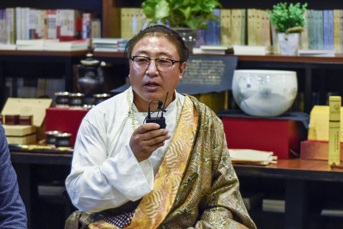 安久&middot;白瑪群加：絕對不能為了錢做手藝的傳承人，傳承手藝是因?yàn)槲覀冇袀鞒忻褡逄厣幕呢?zé)任，要時刻謹(jǐn)記這一份責(zé)任。