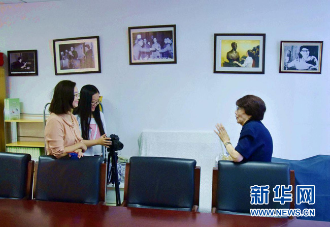 播音室里跟打仗一樣。從夜不能寐的緊張，到全神貫注的投入，用良好的習(xí)慣和過(guò)硬的專業(yè)素質(zhì)來(lái)化險(xiǎn)為夷。