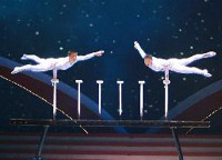 演員汪靜、高鴻陽在晚會上表演雜技《頂&mdash;&mdash;太極》