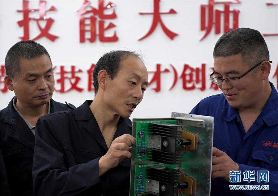 （圖片故事）（7）&ldquo;機(jī)車醫(yī)生&rdquo;李向前：&ldquo;望聞問(wèn)切&rdquo;保安全