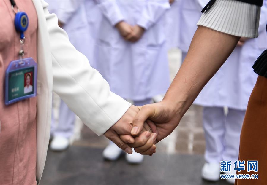 (社會)(6)抗疫“戰(zhàn)友”重聚