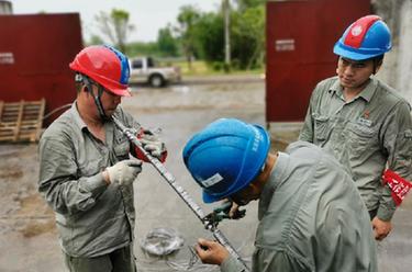 特寫:風雨中的搶修