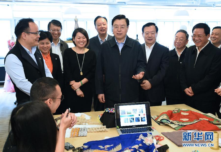 5月8日至11日，中共中央政治局常委、全國(guó)人大常委會(huì)委員長(zhǎng)張德江在浙江調(diào)研。這是5月9日，張德江來(lái)到位于嘉興市的雅瑩服裝有限公司，了解公司的服裝設(shè)計(jì)、生產(chǎn)和銷售情況。新華社記者 馬占成 攝 