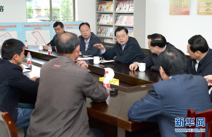 這是5月9日，張德江到湖州市妙西鎮(zhèn)調(diào)研，與基層人大代表座談。新華社記者 馬占成 攝 