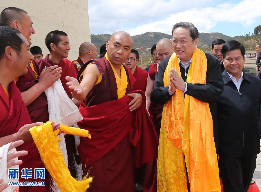這是5月16日，俞正聲在松贊林寺看望宗教界人士。 新華社記者 劉衛(wèi)兵 攝