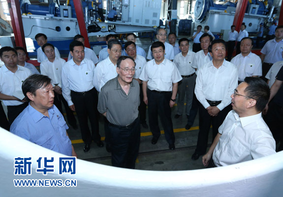 這是7月3日，王岐山在內(nèi)蒙古海裝風(fēng)電設(shè)備有限公司考察。新華社記者 龐興雷 攝 