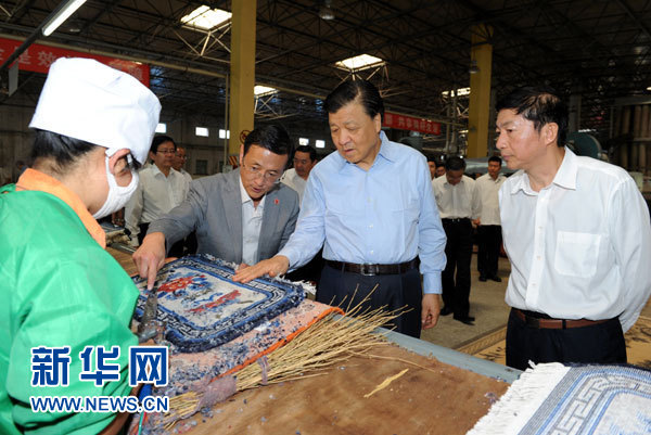 這是7月18日，劉云山在青海藏羊地毯集團(tuán)有限公司調(diào)研。新華社記者 饒愛民 攝