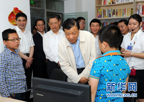 7月17日至19日，中共中央政治局常委、中央書記處書記劉云山在青海調(diào)研。這是7月18日，劉云山在西寧市南山西社區(qū)調(diào)研。 新華社記者饒愛民 攝