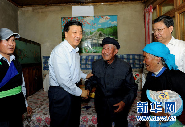 7月17日至19日，中共中央政治局常委、中央書記處書記劉云山在青海調(diào)研。這是7月17日，劉云山在海東市互助土族自治縣東山鄉(xiāng)白牙合村看望老黨員。新華社記者 饒愛民 攝