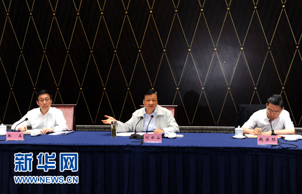 部分省區(qū)市教育實(shí)踐活動(dòng)工作座談會(huì)近日先后在西寧、上海召開，中共中央政治局常委、中央黨的群眾路線教育實(shí)踐活動(dòng)領(lǐng)導(dǎo)小組組長(zhǎng)劉云山出席并講話。這是7月23日，劉云山出席上海座談會(huì)并講話。新華社記者 饒愛民 攝 