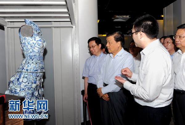 這是7月22日，劉云山在上海國(guó)家對(duì)外文化貿(mào)易基地調(diào)研。新華社記者 饒愛民 攝 