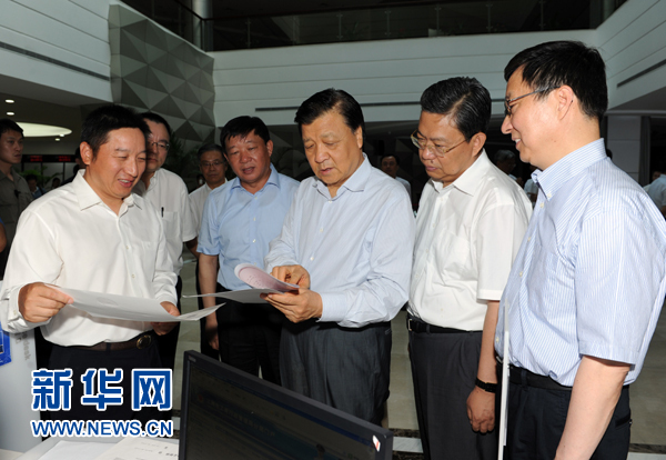  7月22日至23日，中共中央政治局常委、中央書記處書記劉云山在上海調(diào)研。這是7月22日，劉云山在中國(guó)（上海）自貿(mào)試驗(yàn)區(qū)外高橋綜合服務(wù)大廳調(diào)研。新華社記者 饒愛民 攝 