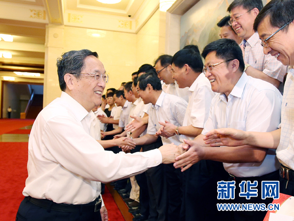 會前，俞正聲、張高麗接見援藏干部代表，向參加對口支援西藏工作的各地區(qū)各部門各單位和廣大援藏干部表示誠摯問候。新華社記者 姚大偉 攝