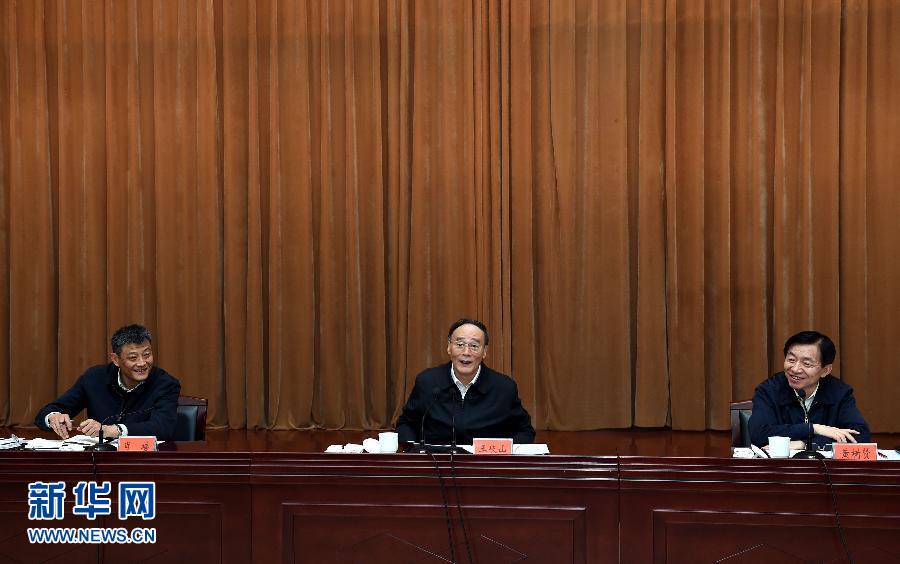 3月27日至28日，中共中央政治局常委、中央紀(jì)委書記王岐山到河南省調(diào)研，并主持召開(kāi)座談會(huì)。這是3月28日王岐山在河南林州主持召開(kāi)座談會(huì)。 新華社記者 饒愛(ài)民 攝