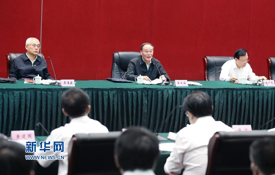 5月8日至10日，中共中央政治局常委、中央紀(jì)委書記王岐山到浙江省調(diào)研，并主持召開部分省區(qū)市紀(jì)委書記座談會(huì)。這是5月9日，王岐山在嘉興主持召開部分省區(qū)市紀(jì)委書記座談會(huì)。新華社記者 姚大偉 攝 