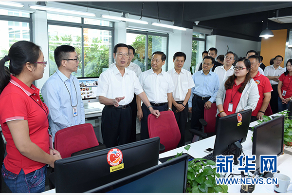 9月16日至18日，中共中央政治局常委、國務(wù)院副總理張高麗在廣西調(diào)研。這是9月17日，張高麗在南寧美麗傳說公司調(diào)研承接產(chǎn)業(yè)轉(zhuǎn)移和開展跨境電子商務(wù)情況。 新華社記者張鐸攝 