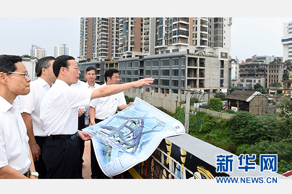 9月16日至18日，中共中央政治局常委、國務(wù)院副總理張高麗在廣西調(diào)研。這是9月16日，張高麗實(shí)地考察南寧水街棚戶區(qū)改造項(xiàng)目現(xiàn)場。 新華社記者張鐸攝 