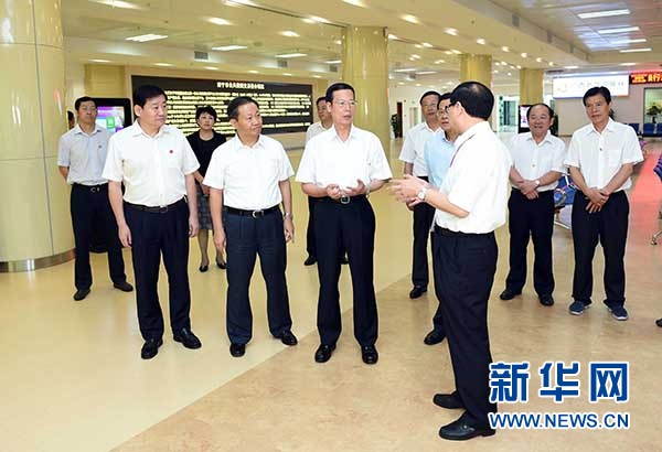 9月16日至18日，中共中央政治局常委、國務(wù)院副總理張高麗在廣西調(diào)研。這是9月17日，張高麗在南寧市公共資源交易中心對外服務(wù)大廳了解自治區(qū)簡政放權(quán)有關(guān)工作。 新華社記者張鐸攝