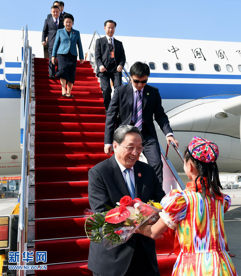 9月25日，以中共中央政治局常委、全國政協(xié)主席俞正聲為團長的中央代表團飛抵烏魯木齊，出席新疆維吾爾自治區(qū)成立60周年慶祝活動。新華社記者 饒愛民 攝