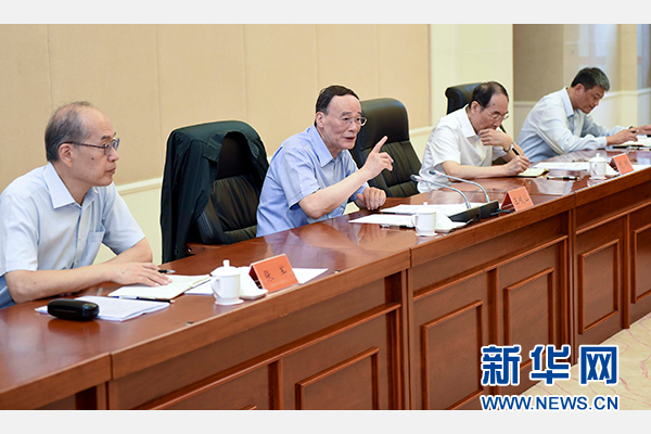 9月24日至26日，中共中央政治局常委、中央紀(jì)委書記王岐山在福建調(diào)研。這是9月25日，王岐山在上杭縣古田鎮(zhèn)主持召開座談會，聽取黨員和群眾代表對修訂廉政準(zhǔn)則和黨紀(jì)處分條例的意見建議。新華社記者張鐸攝