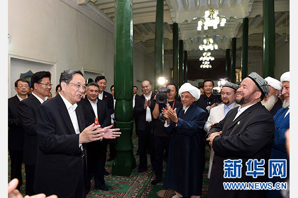 9月26日，中共中央政治局常委、全國政協(xié)主席、中央代表團(tuán)團(tuán)長俞正聲率中央代表團(tuán)部分成員赴喀什看望各族干部群眾。這是俞正聲等來到喀什市艾提尕爾清真寺，與喀什地區(qū)宗教人士代表交流。新華社記者 饒愛民 攝  