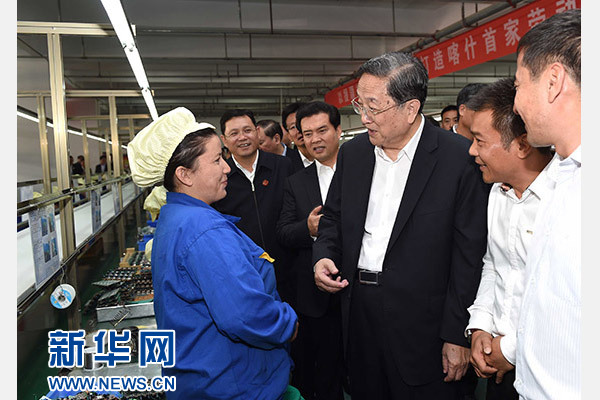這是俞正聲等在喀什經(jīng)濟(jì)開發(fā)區(qū)深圳產(chǎn)業(yè)園視察電子產(chǎn)品生產(chǎn)線，并與現(xiàn)場工人親切交流。新華社記者 饒愛民 攝