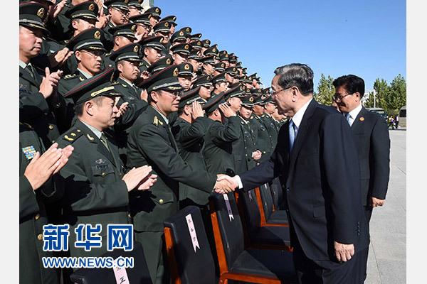 這是俞正聲等赴南疆軍區(qū)慰問，會見官兵代表。新華社記者 饒愛民 攝