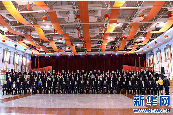 這是俞正聲同喀什地區(qū)有關(guān)負(fù)責(zé)同志、各界人士代表、援疆干部代表合影留念。新華社記者 饒愛民 攝