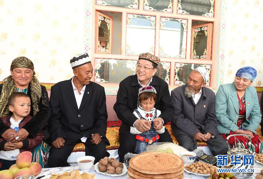 9月27日，中共中央政治局常委、全國政協(xié)主席、中央代表團(tuán)團(tuán)長俞正聲率中央代表團(tuán)部分成員赴喀什地區(qū)莎車縣看望各族干部群眾。這是俞正聲在莎車縣艾力西湖鎮(zhèn)21村看望維吾爾族村民阿布來提&middot;阿不力孜一家。新華社記者 高潔 攝