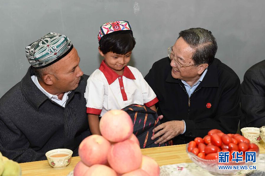 9月27日，中共中央政治局常委、全國政協(xié)主席、中央代表團(tuán)團(tuán)長俞正聲率中央代表團(tuán)部分成員赴喀什地區(qū)莎車縣看望各族干部群眾。這是俞正聲到新疆生產(chǎn)建設(shè)兵團(tuán)第三師莎車農(nóng)場維吾爾族團(tuán)場職工家中看望，并向小朋友贈送學(xué)習(xí)用品。新華社記者 饒愛民 攝