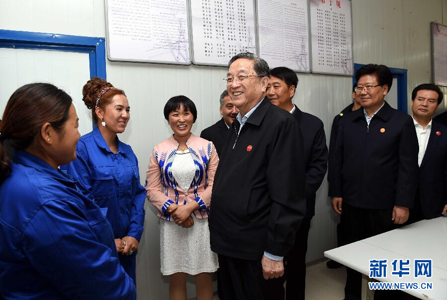 9月27日，中共中央政治局常委、全國政協(xié)主席、中央代表團(tuán)團(tuán)長俞正聲率中央代表團(tuán)部分成員來到新疆英吉沙縣喀什中興手套有限公司考察。新華社記者 饒愛民 攝 
