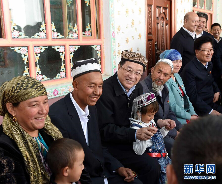 9月27日，中共中央政治局常委、全國政協(xié)主席、中央代表團(tuán)團(tuán)長俞正聲率中央代表團(tuán)部分成員赴喀什地區(qū)莎車縣看望各族干部群眾。這是俞正聲在莎車縣艾力西湖鎮(zhèn)21村看望維吾爾族村民阿布來提&middot;阿不力孜一家。新華社記者 饒愛民 攝