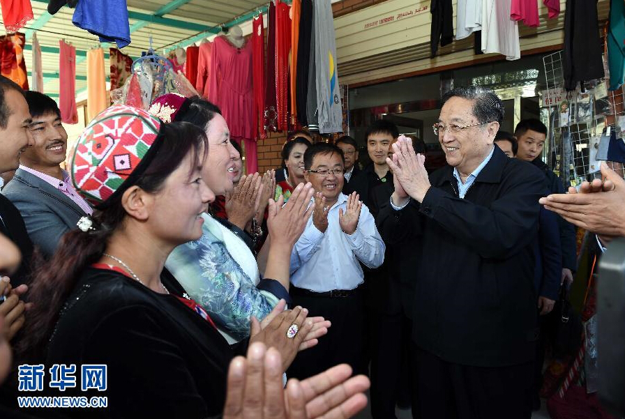 9月27日，中共中央政治局常委、全國政協(xié)主席、中央代表團(tuán)團(tuán)長俞正聲率中央代表團(tuán)部分成員赴喀什地區(qū)莎車縣看望各族干部群眾。這是俞正聲在莎車縣艾力西湖鎮(zhèn)21村看望慰問維吾爾族群眾。新華社記者 饒愛民 攝