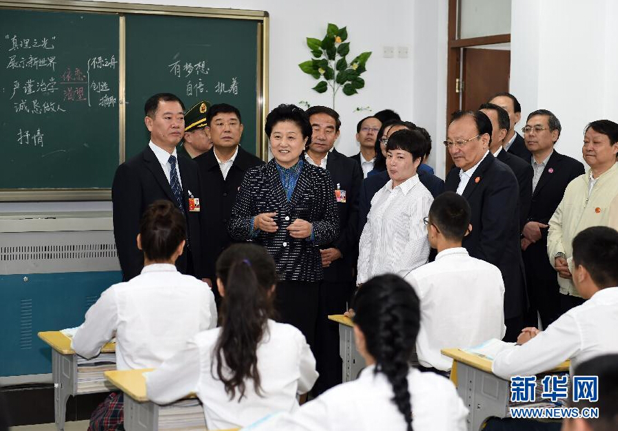 9月27日，中共中央政治局委員、國務(wù)院副總理、中央代表團(tuán)副團(tuán)長劉延?xùn)|率中央代表團(tuán)分團(tuán)，帶著黨中央、國務(wù)院的親切關(guān)懷和全國各族人民的深切情誼，來到和田地區(qū)、阿克蘇地區(qū)慰問各族干部群眾，并祝賀大家中秋節(jié)快樂。這是劉延?xùn)|視察對口援建的和田天津中學(xué)。新華社記者 張領(lǐng) 攝