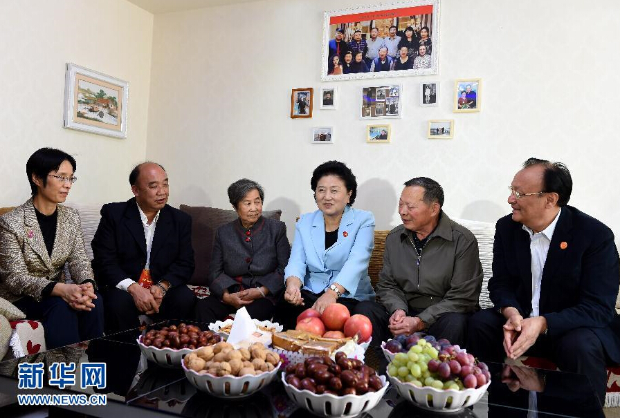 9月27日，中共中央政治局委員、國務(wù)院副總理、中央代表團(tuán)副團(tuán)長劉延?xùn)|率中央代表團(tuán)分團(tuán)，帶著黨中央、國務(wù)院的親切關(guān)懷和全國各族人民的深切情誼，來到和田地區(qū)、阿克蘇地區(qū)慰問各族干部群眾，并祝賀大家中秋節(jié)快樂。這是劉延?xùn)|來到新疆生產(chǎn)建設(shè)兵團(tuán)第一師五團(tuán)團(tuán)場退休職工包春祥家中慰問。新華社記者 張領(lǐng) 攝