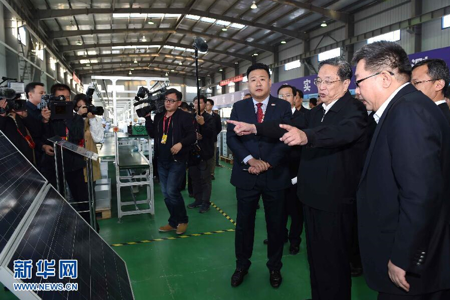 9月28日，中共中央政治局常委、全國政協(xié)主席、中央代表團(tuán)團(tuán)長俞正聲率中央代表團(tuán)部分成員赴祖國最西端的新疆克孜勒蘇柯爾克孜自治州看望慰問各族干部群眾。這是俞正聲來到阿圖什市昆山產(chǎn)業(yè)園新疆中興能源公司視察工作。新華社記者 饒愛民 攝