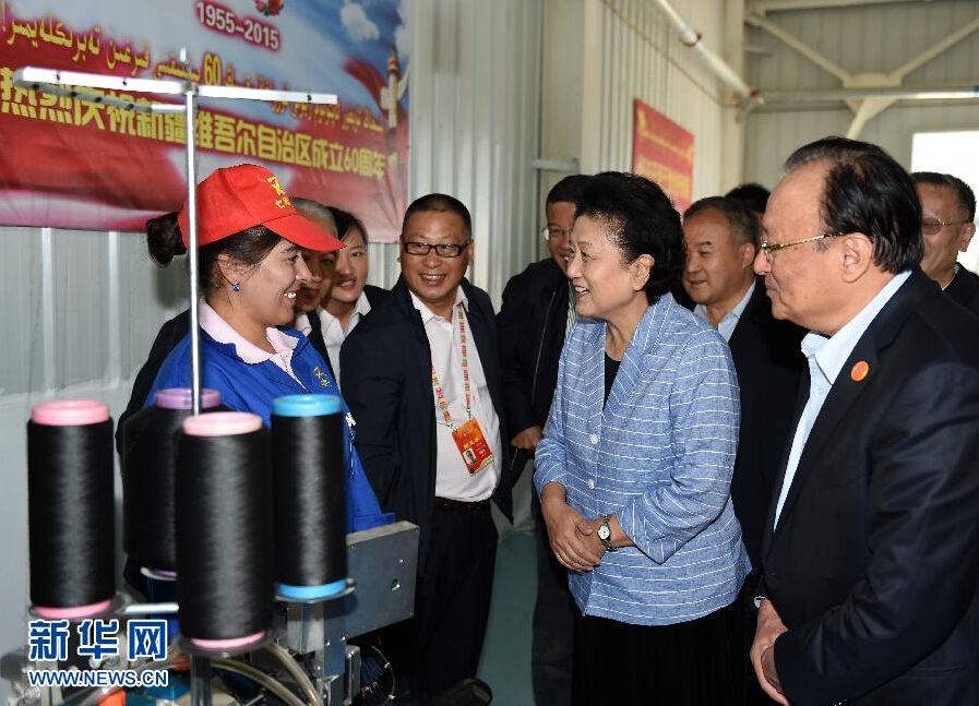 9月28日，中共中央政治局委員、國(guó)務(wù)院副總理、中央代表團(tuán)副團(tuán)長(zhǎng)劉延?xùn)|率中央代表團(tuán)分團(tuán)赴阿克蘇地區(qū)、伊犁哈薩克自治州慰問，與各族干部群眾共度節(jié)日、共享歡樂。這是劉延?xùn)|在阿克蘇紡織工業(yè)城慰問棉紡工人。新華社記者張領(lǐng)攝