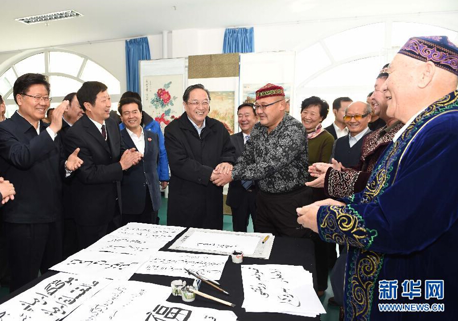 9月29日，中共中央政治局常委、全國(guó)政協(xié)主席、中央代表團(tuán)團(tuán)長(zhǎng)俞正聲率中央代表團(tuán)部分成員赴阿勒泰地區(qū)看望各族干部群眾。這是俞正聲來(lái)到阿勒泰地區(qū)老年人活動(dòng)中心，觀看老同志書(shū)畫(huà)展，同老同志親切交談。新華社記者 高潔 攝