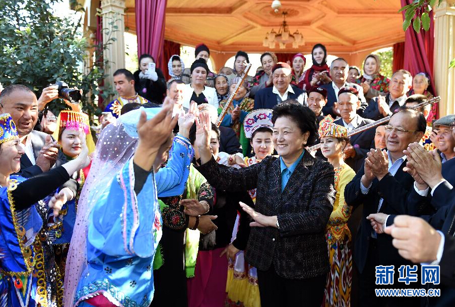 9月29日，中共中央政治局委員、國務院副總理、中央代表團副團長劉延東率中央代表團分團在伊犁哈薩克自治州看望慰問各族干部群眾。這是劉延東在伊寧市漢賓鄉(xiāng)發(fā)展村考察慰問時與表演維吾爾族傳統(tǒng)歌舞&ldquo;麥西來甫&rdquo;的村民們交流。新華社記者張領(lǐng)攝