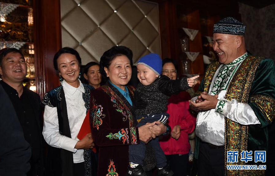 9月29日，中共中央政治局委員、國務院副總理、中央代表團副團長劉延東率中央代表團分團在伊犁哈薩克自治州看望慰問各族干部群眾。這是劉延東在伊寧市漢賓鄉(xiāng)發(fā)展村走訪慰問哈薩克族村民。新華社記者張領(lǐng)攝