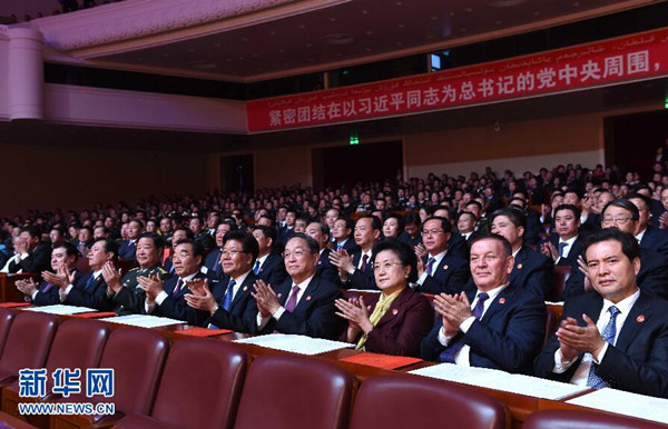     9月30日，慶祝新疆維吾爾自治區(qū)成立60周年文藝晚會《新疆禮贊》在新疆人民會堂精彩呈現(xiàn)。中共中央政治局常委、全國政協(xié)主席、中央代表團團長俞正聲，與2000余名各族群眾代表一起觀看演出。新華社記者 饒愛民 攝