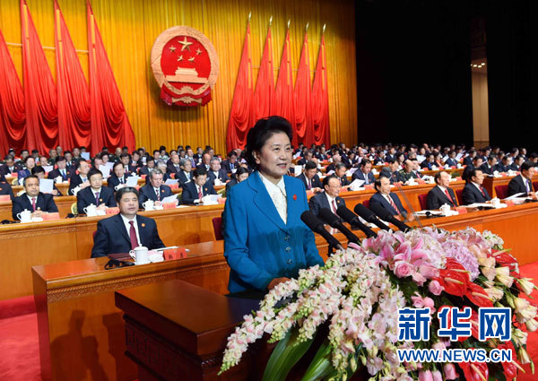 10月1日，慶祝中華人民共和國成立66周年暨新疆維吾爾自治區(qū)成立60周年大會在新疆人民會堂隆重舉行。這是中共中央政治局委員、國務(wù)院副總理、中央代表團副團長劉延?xùn)|宣讀中共中央、全國人大常委會、國務(wù)院、全國政協(xié)、中央軍委關(guān)于慶祝新疆維吾爾自治區(qū)成立60周年的賀電。新華社記者 饒愛民 攝 