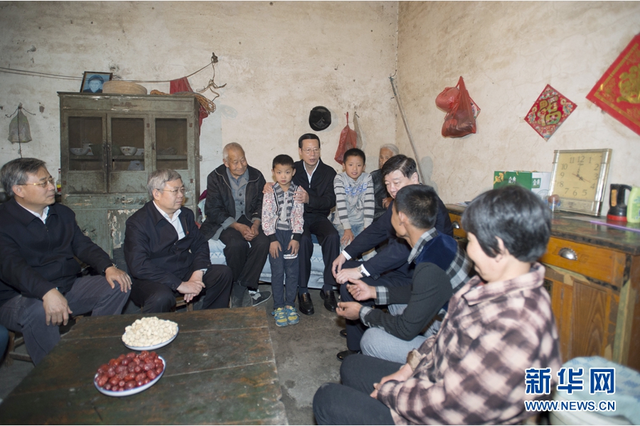 10月22日至23日，中共中央政治局常委、國(guó)務(wù)院副總理張高麗在山東調(diào)研扶貧工作情況。這是10月22日，張高麗在菏澤市巨野縣田莊鎮(zhèn)后屯村入戶看望生活困難村民。 新華社記者 王曄 攝