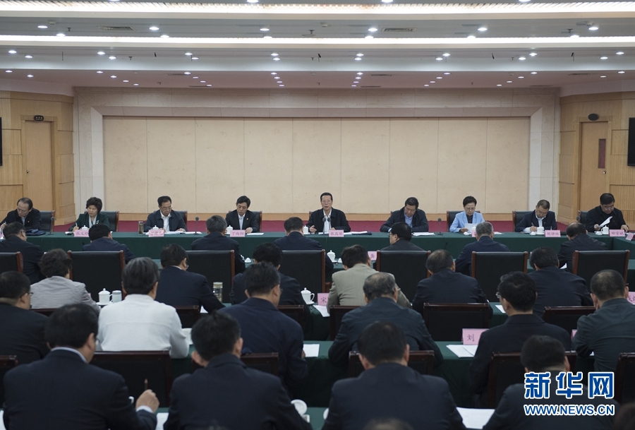 10月22日至23日，中共中央政治局常委、國(guó)務(wù)院副總理張高麗在山東調(diào)研扶貧工作情況。這是10月23日，張高麗在菏澤市主持召開扶貧工作座談會(huì)。 新華社記者 王曄 攝