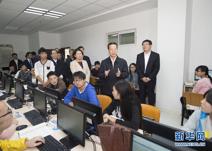 10月22日至23日，中共中央政治局常委、國(guó)務(wù)院副總理張高麗在山東調(diào)研扶貧工作情況。這是10月22日，張高麗在濟(jì)寧市惠普軟件人才實(shí)訓(xùn)基地調(diào)研教育培訓(xùn)脫貧有關(guān)情況。 新華社記者 王曄 攝
