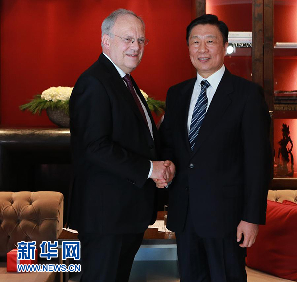 1月21日，中國國家副主席李源潮（右）在瑞士達(dá)沃斯會(huì)見瑞士聯(lián)邦主席施奈德－阿曼。 新華社記者羅歡歡攝