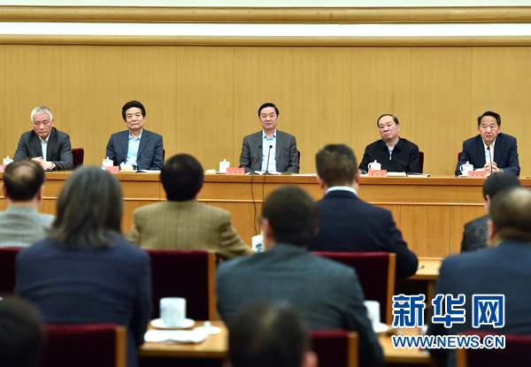 4月8日，中共中央政治局委員、中央書記處書記、中宣部部長劉奇葆在北京同講好中國故事專家學(xué)者、文化交流使者研討班學(xué)員座談。 新華社記者李濤 攝