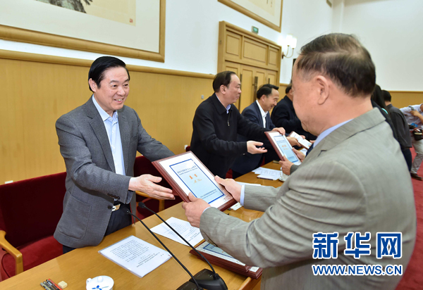 4月8日，中共中央政治局委員、中央書記處書記、中宣部部長劉奇葆在北京同講好中國故事專家學(xué)者、文化交流使者研討班學(xué)員座談。這是劉奇葆在座談會(huì)上向獲得講好中國故事文化交流使者稱號(hào)的代表頒發(fā)證書。新華社記者 李濤 攝